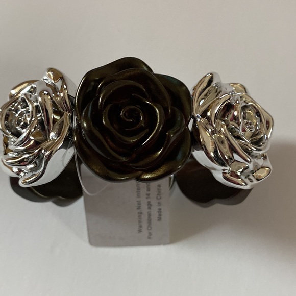 2/$12 Sale Brown flower and silver stretchable bracelet. - Picture 2 of 5